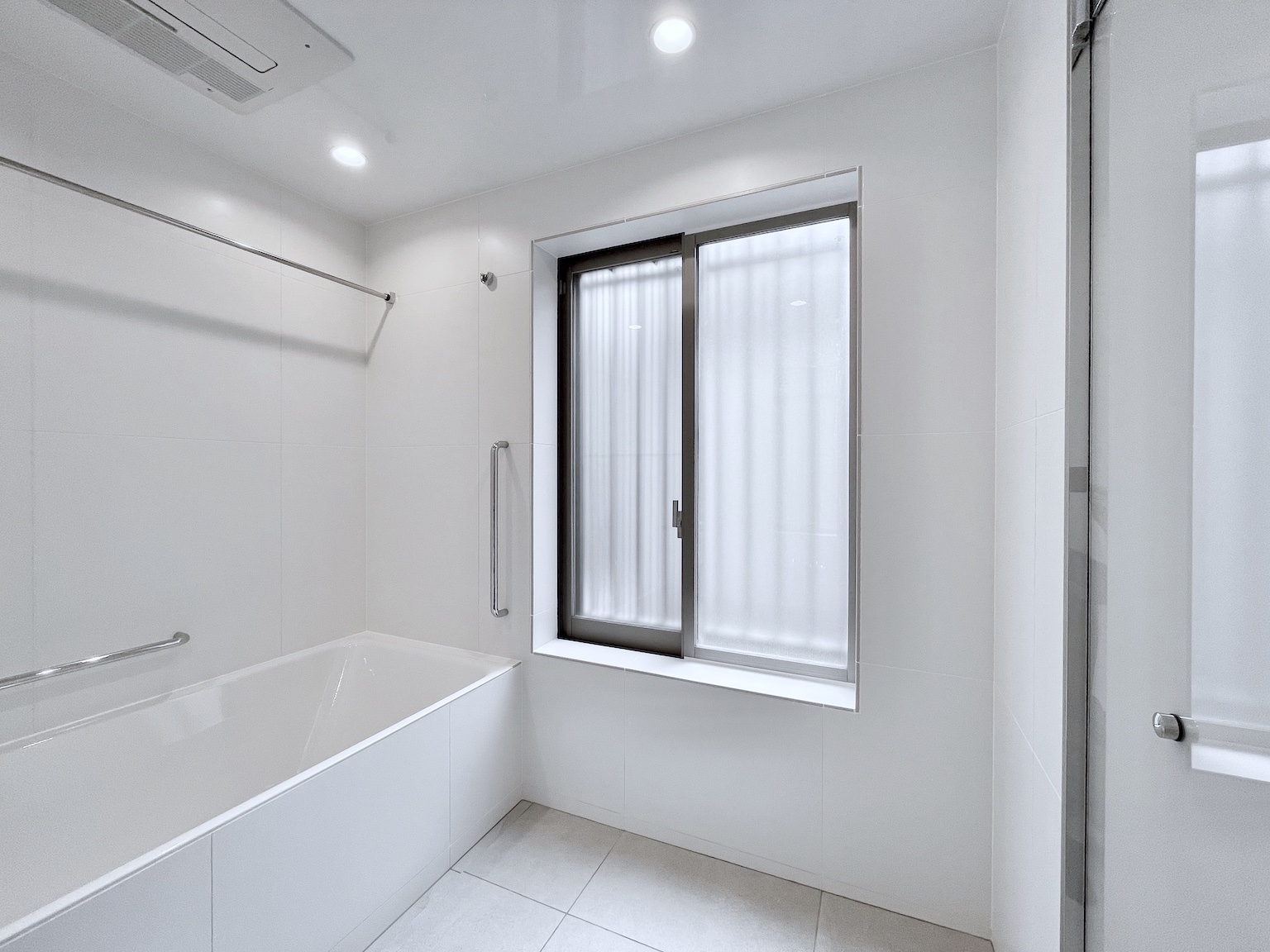 特注　オーダー　ユニットバス　事例20 バスルーム　フリーサイズ　バスルーム　窓開口　白いタイル