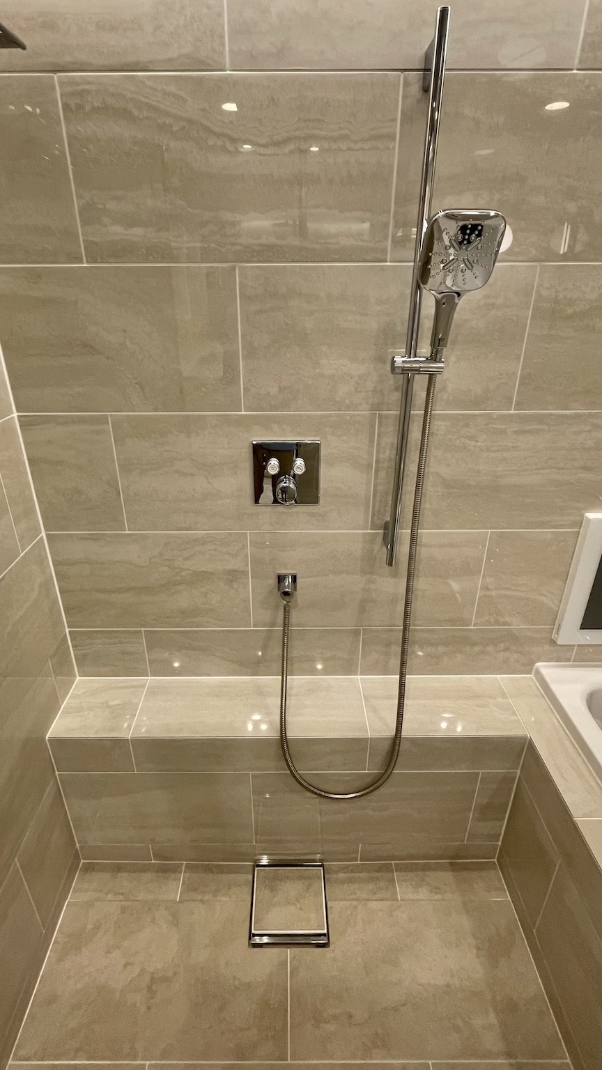 特注　オーダー　ユニットバス　事例21 バスルーム　定型サイズ　バスルーム　洗い場　シャワー水栓　グローエ