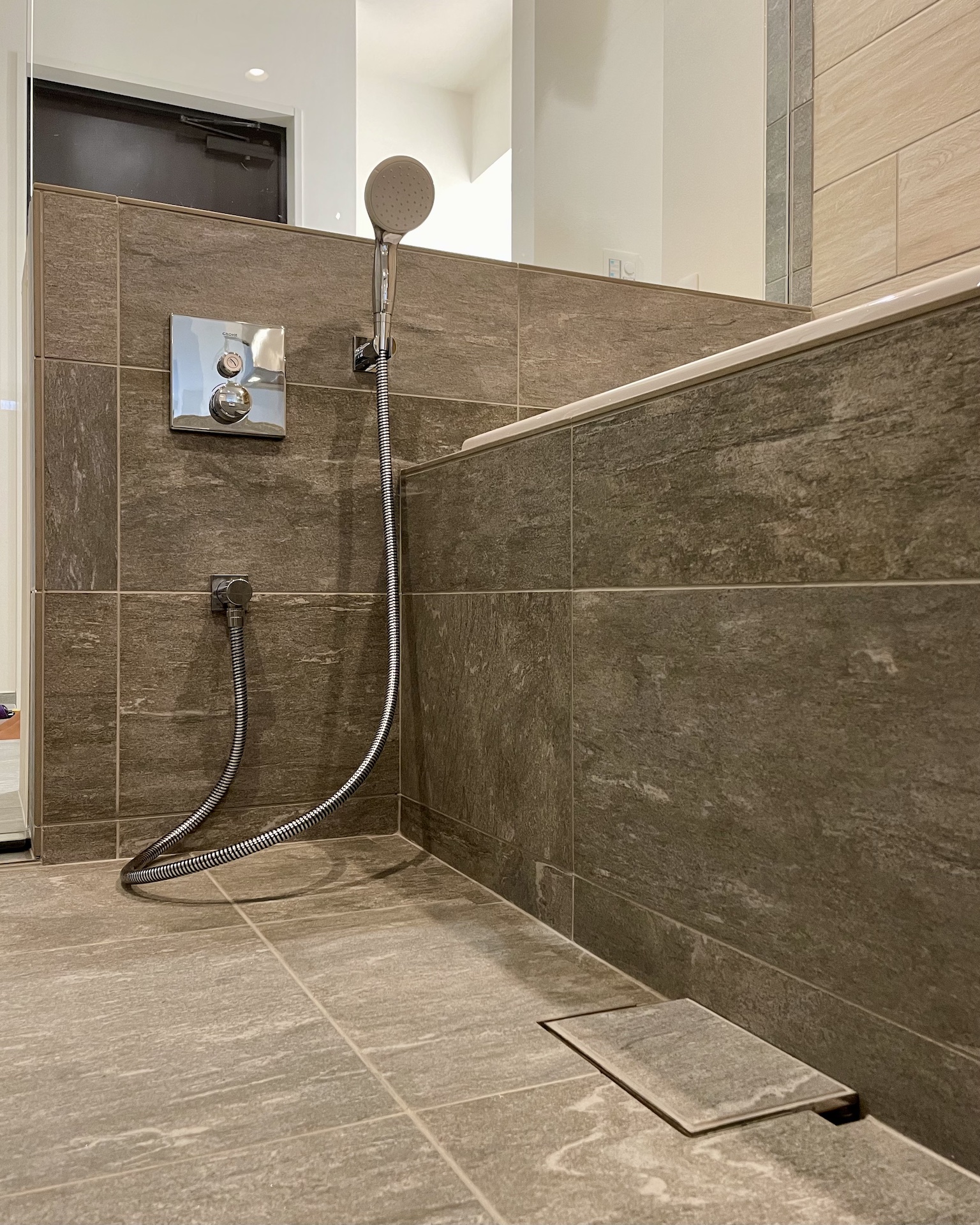 特注　オーダー　ユニットバス　事例22 バスルーム　フリーサイズ　バスルーム　洗い場　シャワー　グローエ
